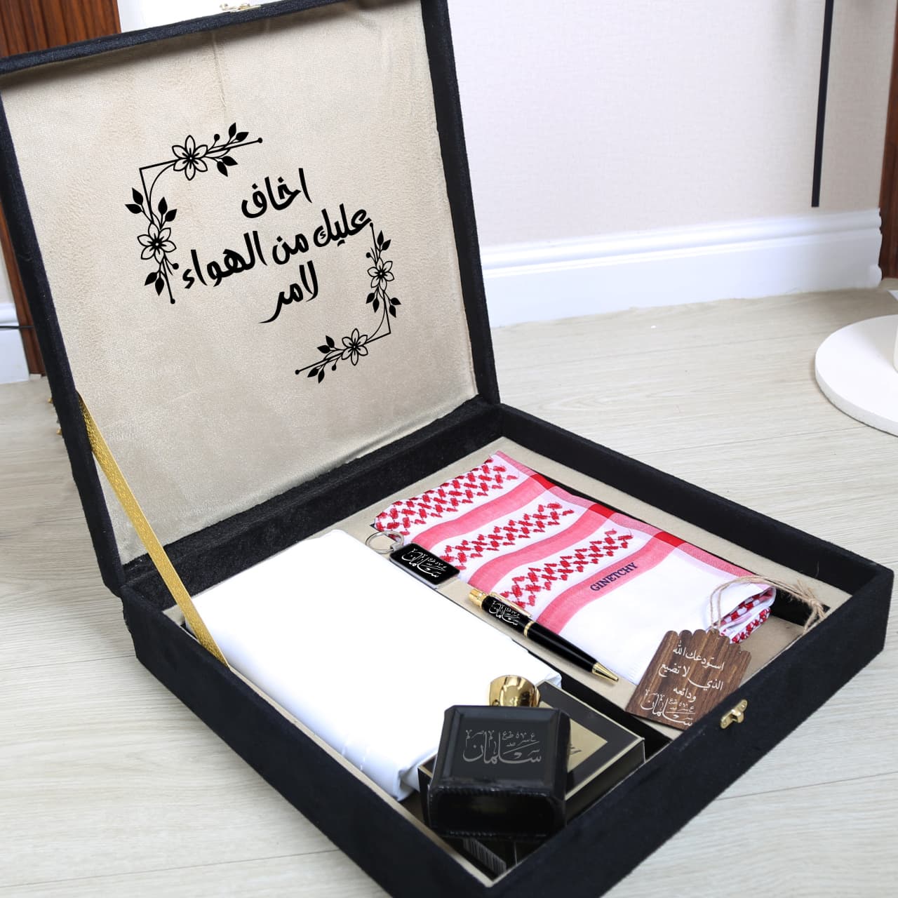 هدايا العيد ٢٠٢٦ - بوكس جيفنشي رجالي بالاسم شامل شماغ وقماش وعطر وقلم منحوت بالليزر