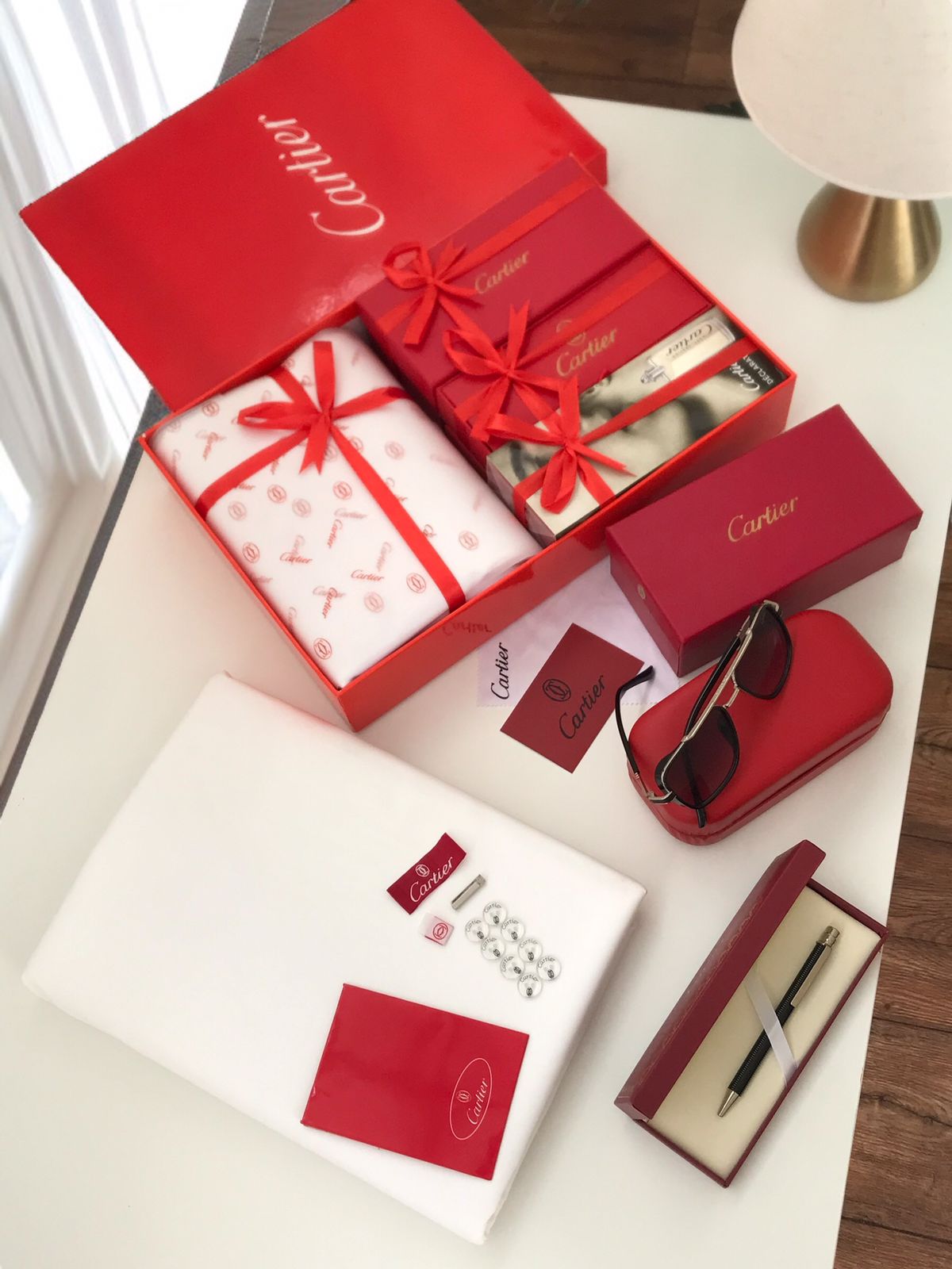 طقم هدايا رجالي كارتير فخم - قماش صيفي ونظارة وقلم وعطر مع توصيل فوري