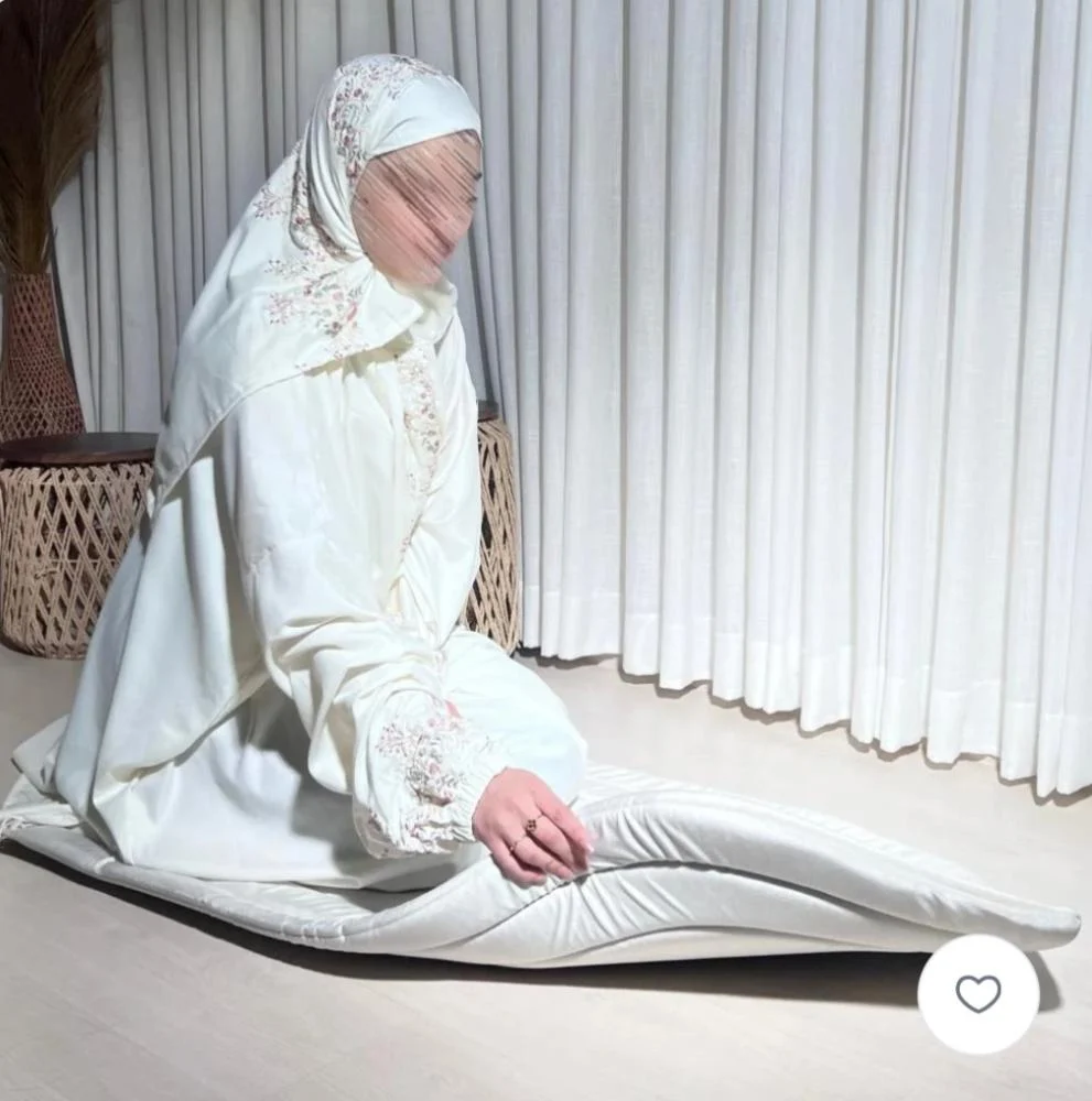 طقم صلاة مطرز بسحاب - سجادة صلاة اسفنج 2.5 سم مع بيت مصحف
