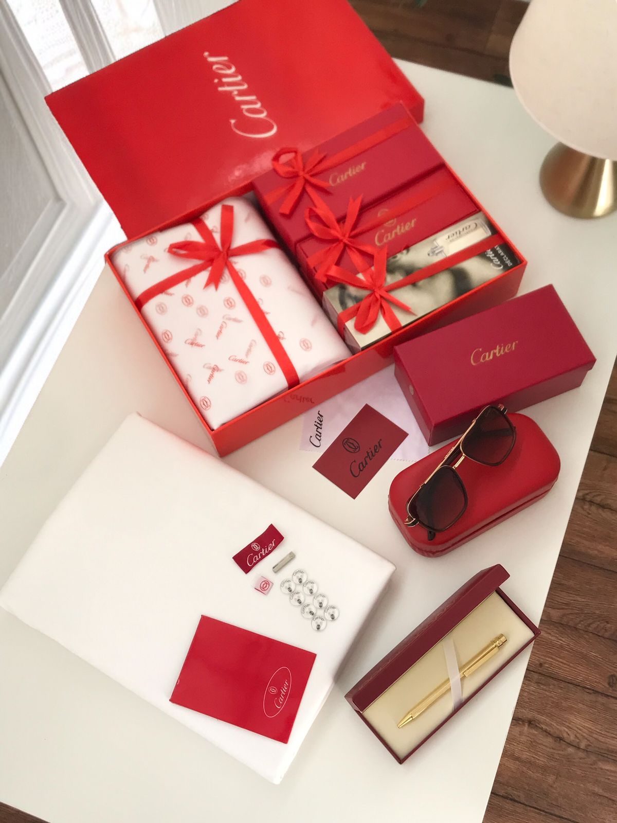 طقم هدايا رجالي كارتير فخم - قماش صيفي ونظارة وقلم وعطر مع توصيل فوري