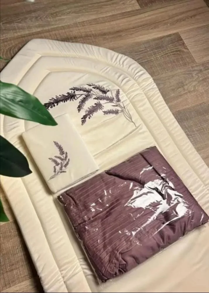 طقم صلاة نسائي فخم - سجادة اسفنج وشرشف صلاة قطن مطرز بالاسم