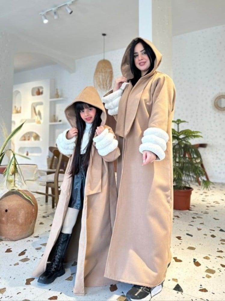 طقم فرو شتوي للأم والبنت – بيج أنيق مع قبعة  فرو فاخرة