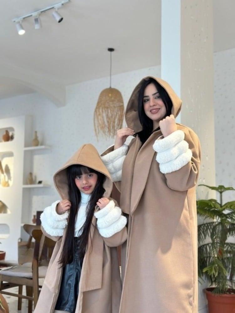 طقم فرو شتوي للأم والبنت – بيج أنيق مع قبعة  فرو فاخرة