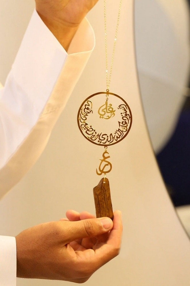 هدية تعليقة سيارة بالاسم – كسرة عود  أنيقة ومميزة