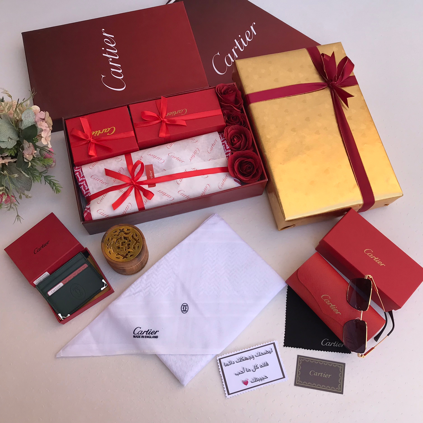 طقم هدايا رجالي كارتير فخم - شماغ ونظارة ومحفظة ومبخرة مع ورد جوري | ٢٠٢٦