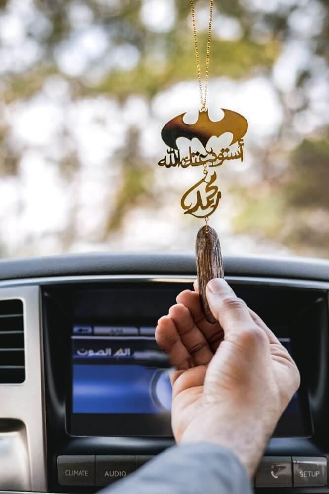 تعليقة سيارة استوداعية بالاسم مع كسرة عود مطلي بالذهب وشعار باتمان – تصميم فاخر