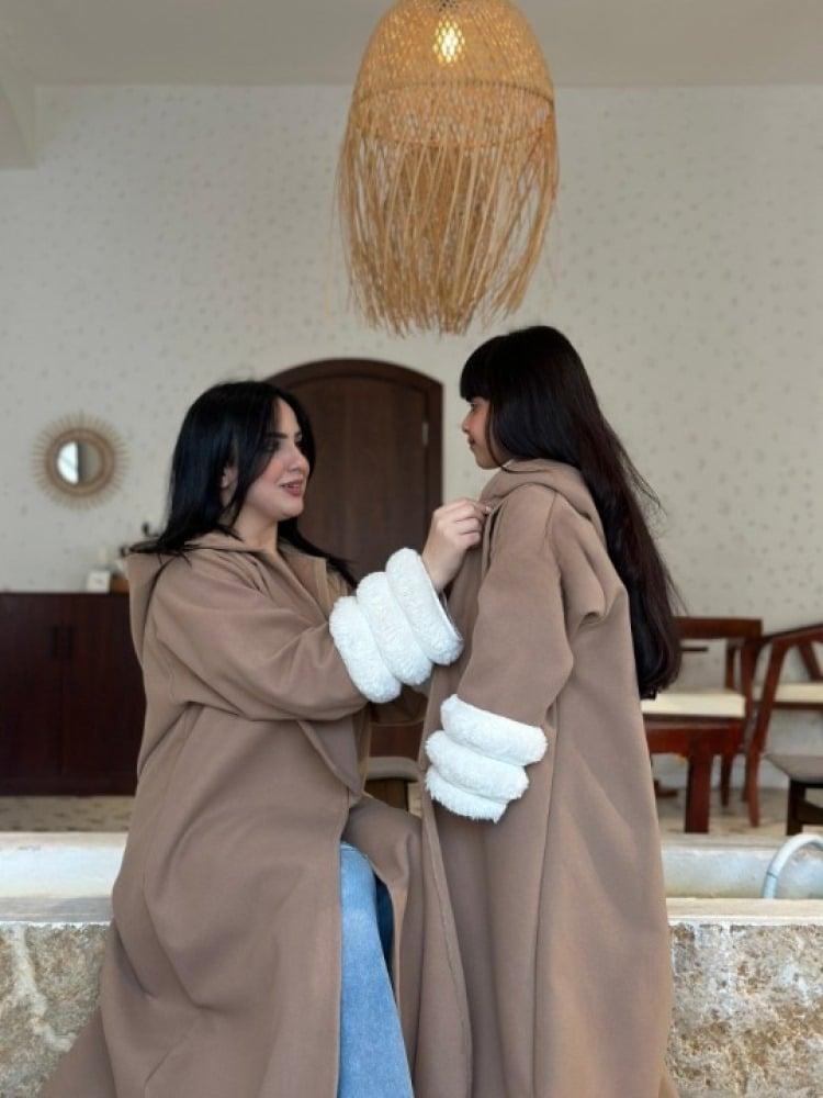طقم فرو شتوي للأم والبنت – بيج أنيق مع قبعة  فرو فاخرة