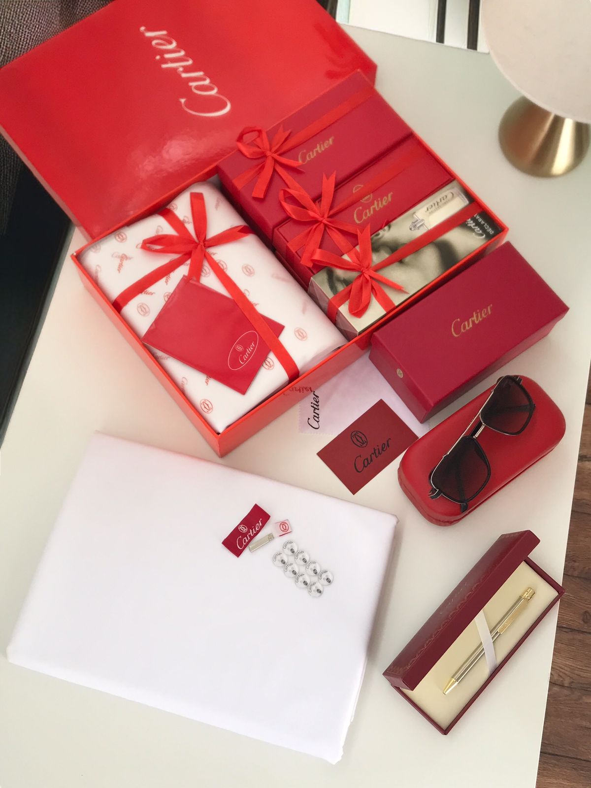 طقم هدايا رجالي كارتير فخم - قماش صيفي ونظارة وقلم وعطر مع توصيل فوري