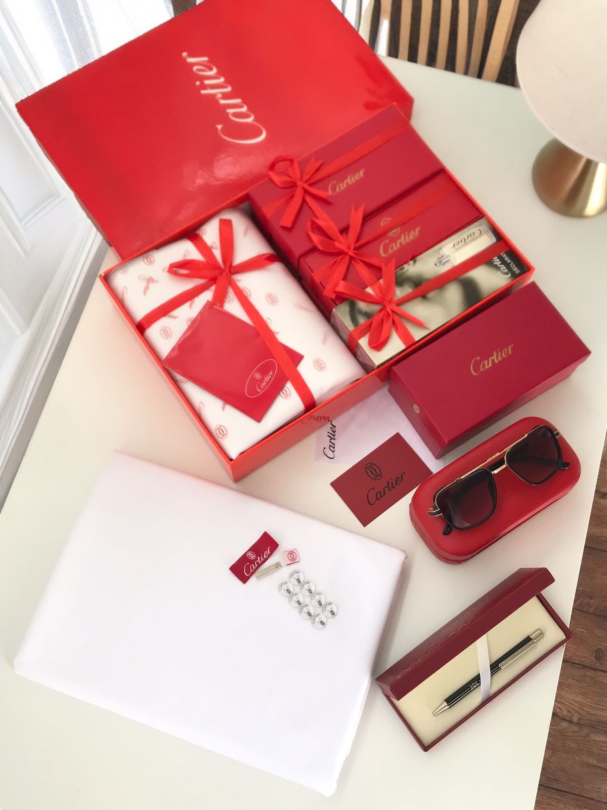 طقم هدايا رجالي كارتير فخم - قماش صيفي ونظارة وقلم وعطر مع توصيل فوري