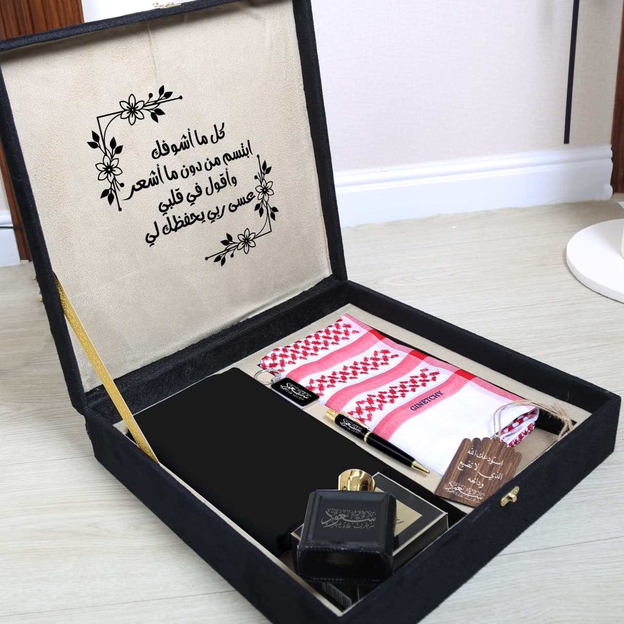 هدايا العيد ٢٠٢٦ - بوكس جيفنشي رجالي بالاسم شامل شماغ وقماش وعطر وقلم منحوت بالليزر