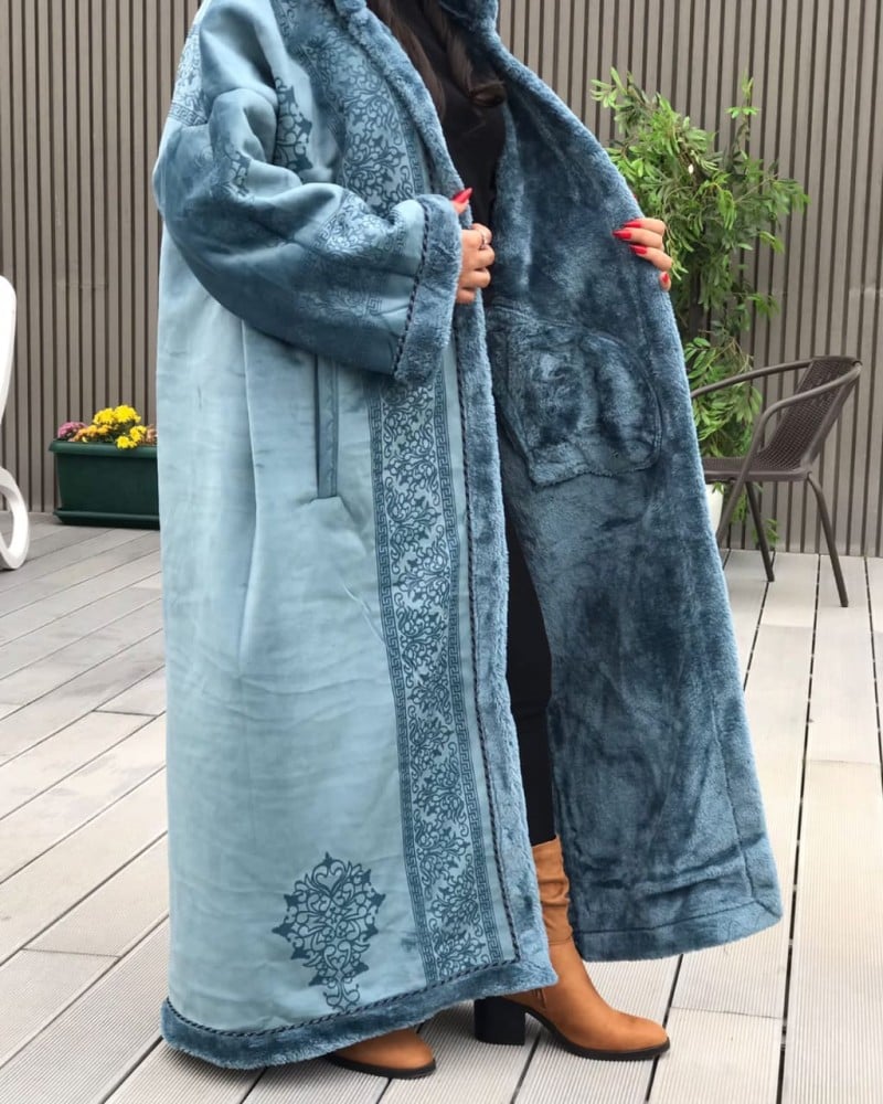 فروة نسائية شتوية بقبعة فاخرة – تصميم حديث وأنيق