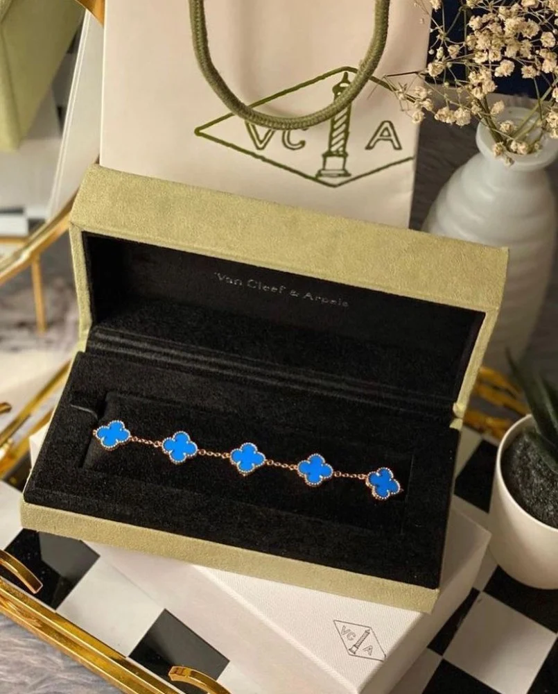 اسوارة فان كليف 5 وردات بالملحقات الكاملة - اكتشف سعر اسوارة فان كليف الأصلية في الرياض