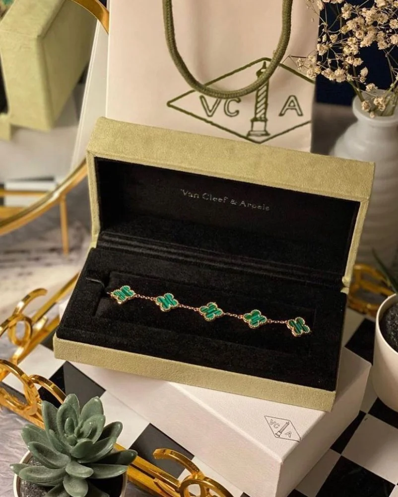 سوار فان كليف الأصلي 5 وردات بالملحقات الكاملة - اكتشف سعر سوار فان كليف الجديد | نايس بوكس