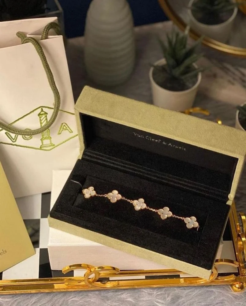 سوار فان كليف الأصلي 5 وردات بالملحقات الكاملة - اكتشف سعر سوار فان كليف الجديد | نايس بوكس