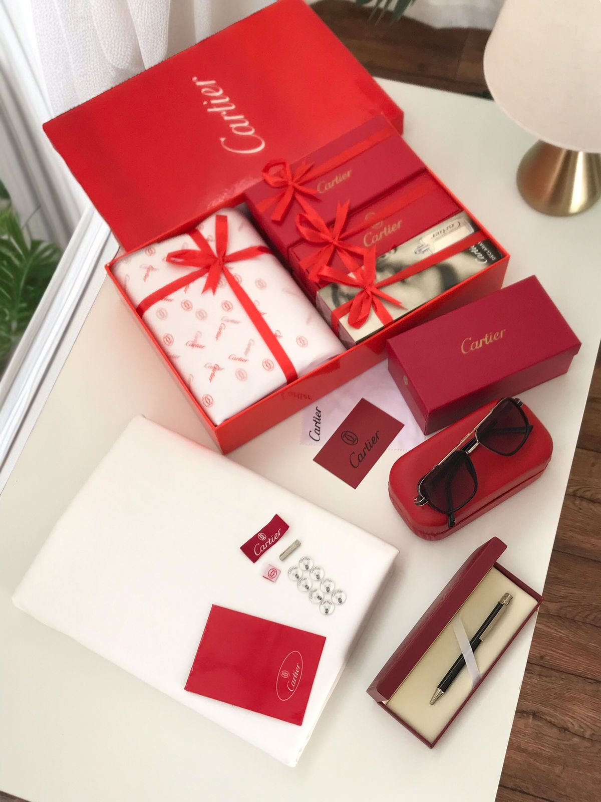 طقم هدايا رجالي كارتير فخم - قماش صيفي ونظارة وقلم وعطر مع توصيل فوري