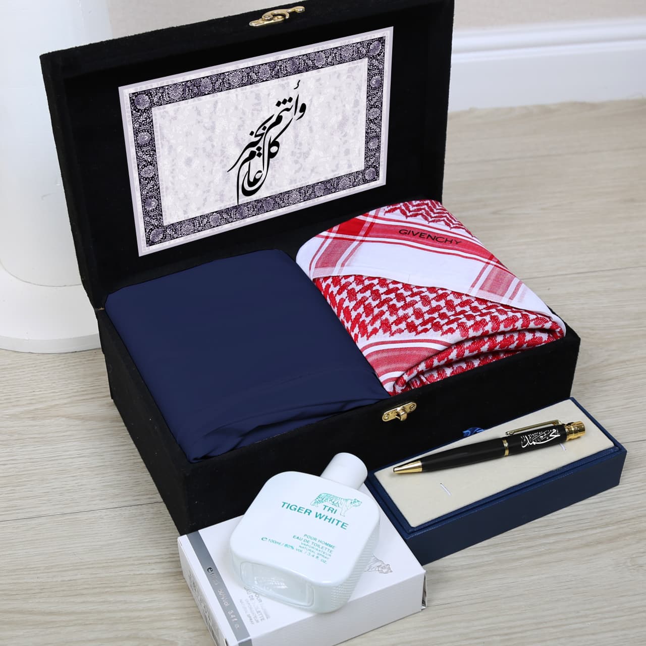 هدايا العيد ٢٠٢٦ - بوكس جيفنشي رجالي فخم (شماغ، قماش، قلم بالاسم، عطر)
