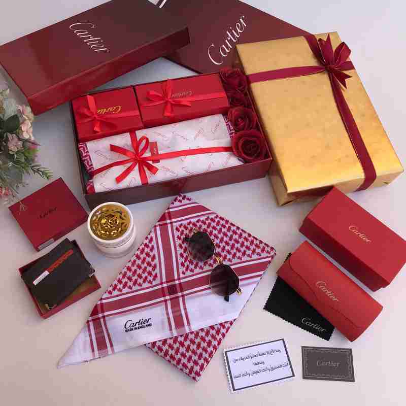 طقم هدايا رجالي كارتير فخم - شماغ ونظارة ومحفظة ومبخرة مع ورد جوري | ٢٠٢٦
