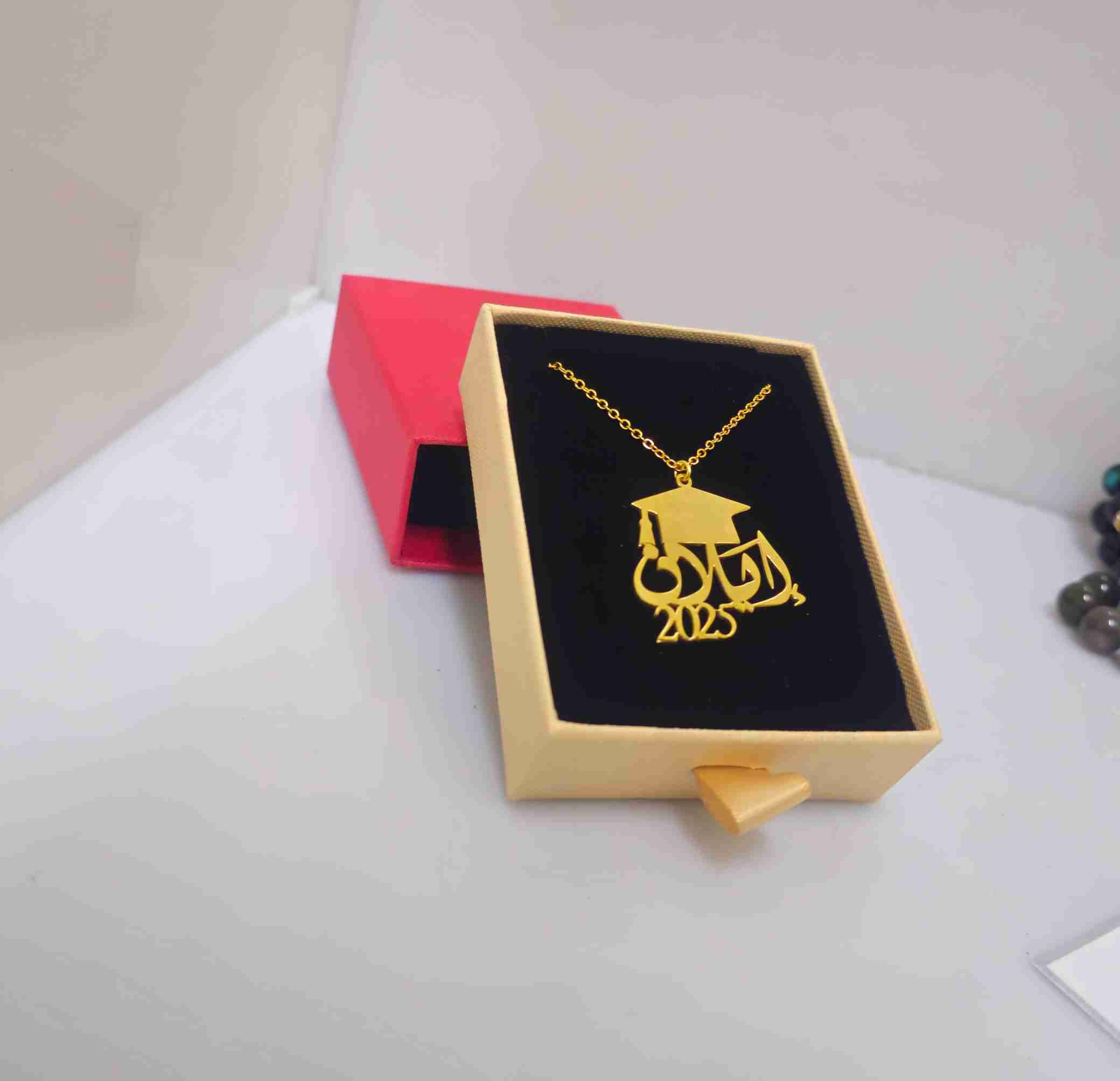 سلسال تخرج بالاسم مع قبعة انيق ثانوية