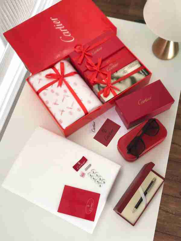 طقم هدايا رجالي كارتير فخم - قماش صيفي ونظارة وقلم وعطر مع توصيل فوري